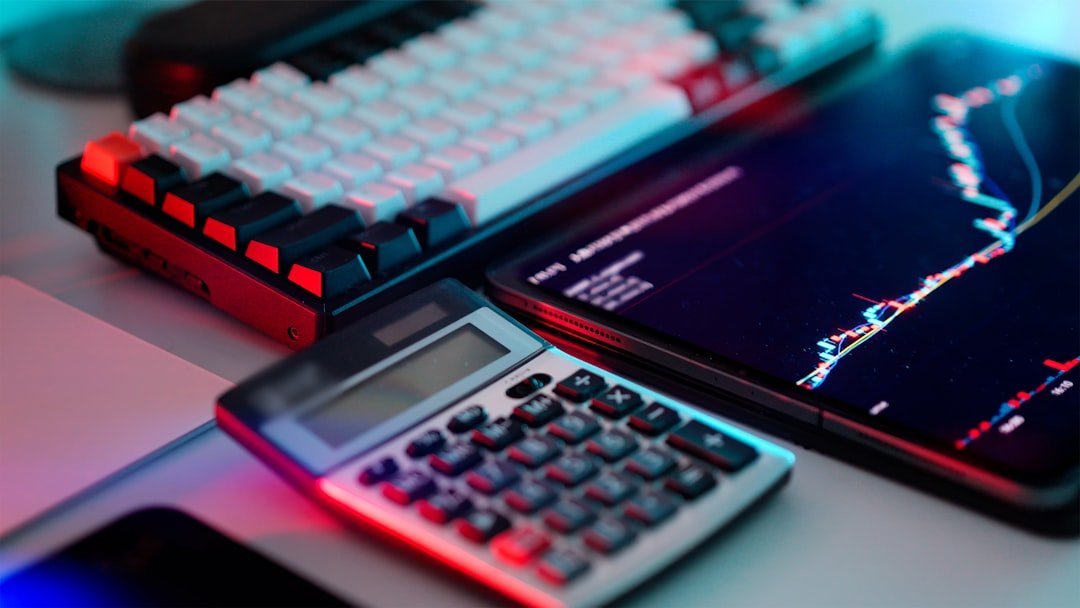 Egy vállalkozó online számlázó szoftvert használ laptopon