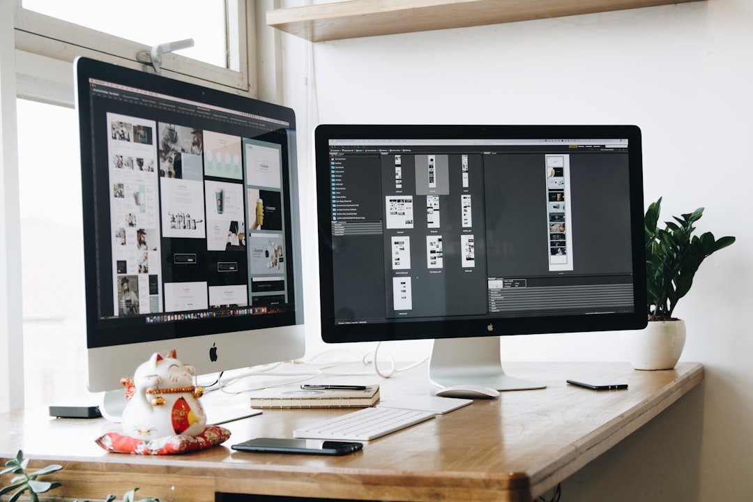 Kreatív web design elemekkel teli képernyő