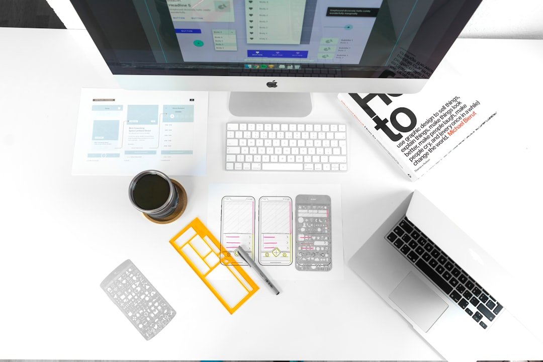 Kreatív web design elemekkel teli képernyő