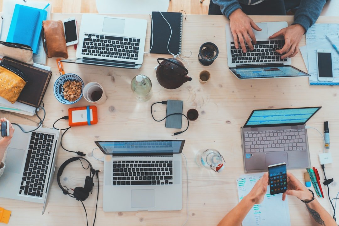 Egy modern webdesign elemeit tartalmazó képernyő