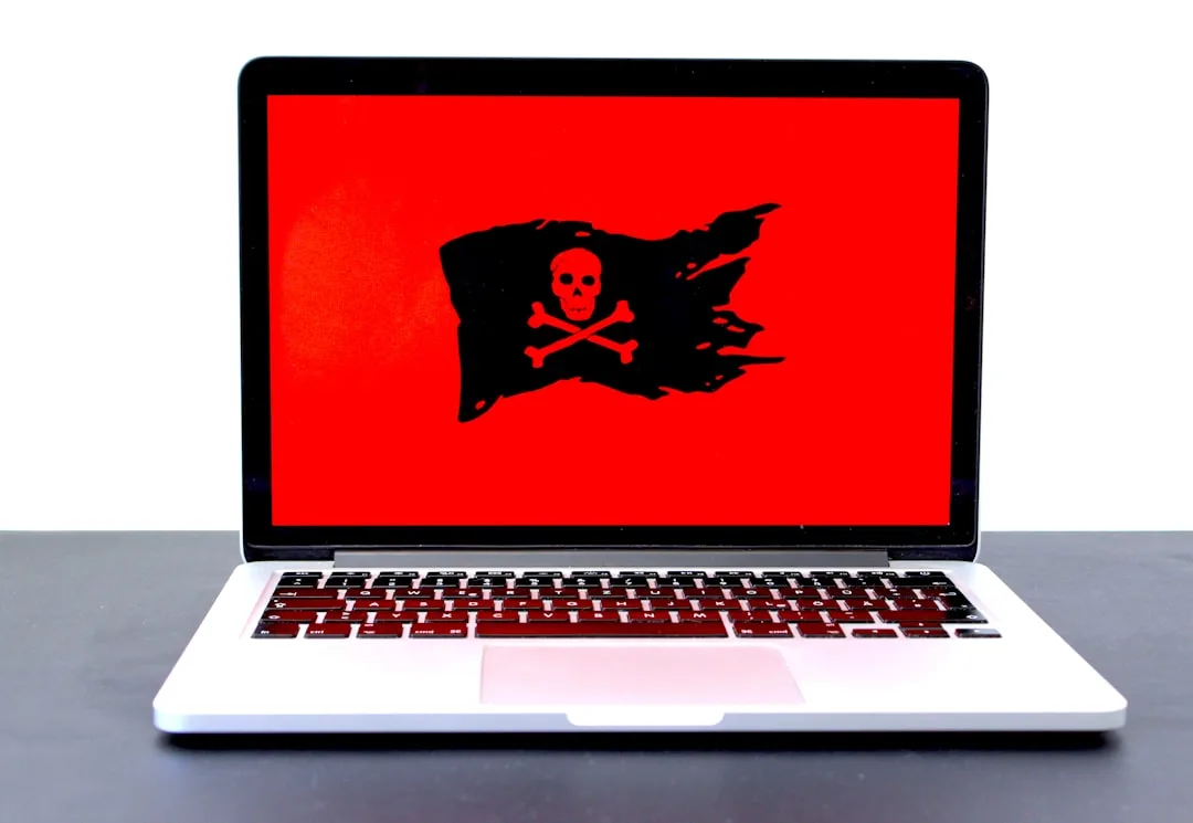 Egy laptop képernyője, amelyen figyelmeztetés jelenik meg az online csalásokkal kapcsolatban.