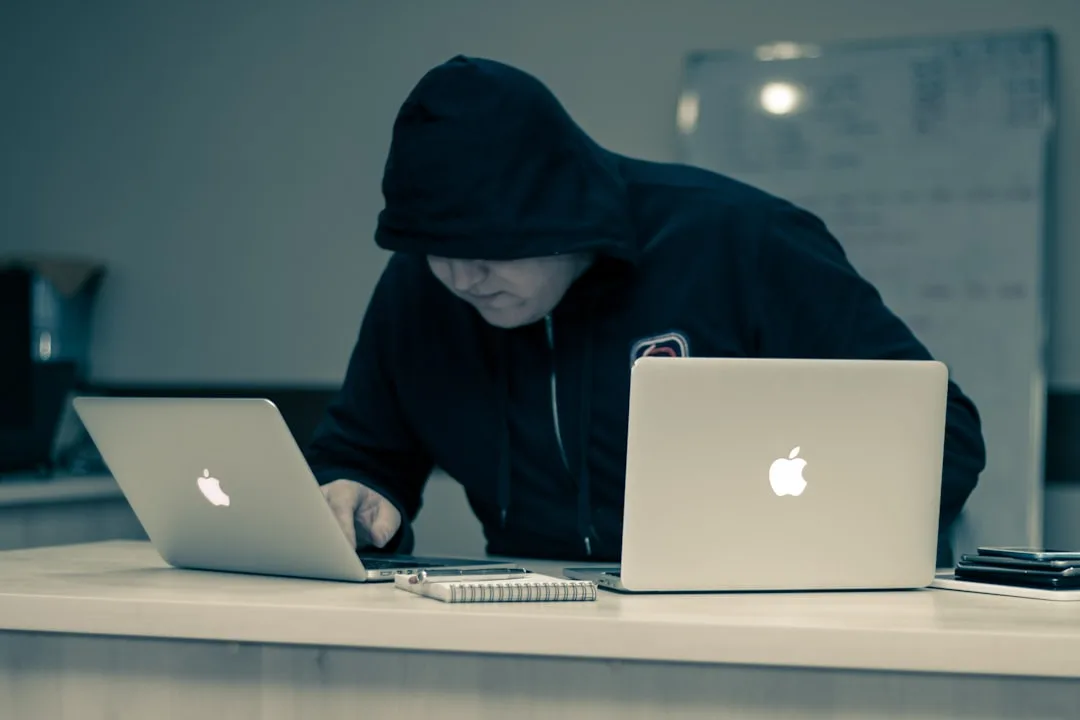 Egy laptop képernyője, amelyen figyelmeztetés jelenik meg az online csalásokkal kapcsolatban.